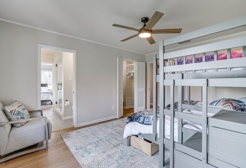 Peaceful Longview Home W/ Pond, 6 Mi To Downtown!