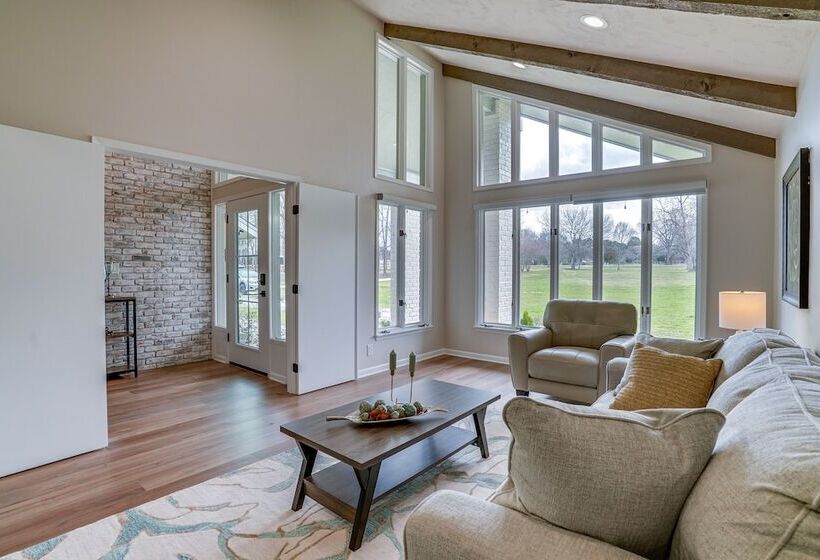 Peaceful Longview Home W/ Pond, 6 Mi To Downtown!