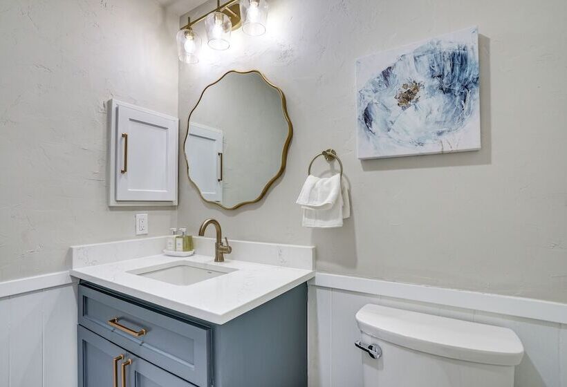 Peaceful Longview Home W/ Pond, 6 Mi To Downtown!