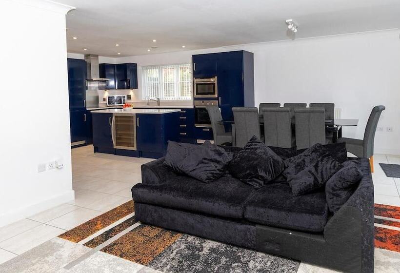 住所  4 Luxurious Executive Villa