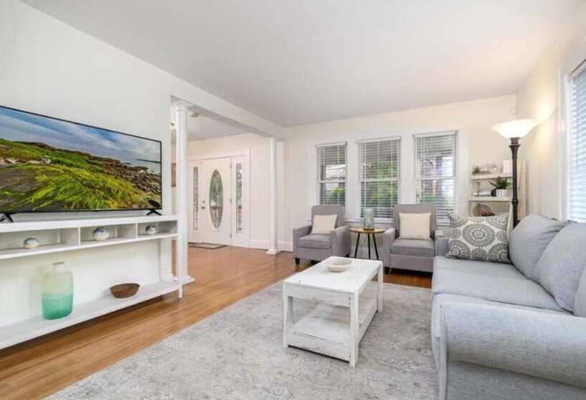 إقامة Black Rock Home   4 Bed   Jacuzzi Bath   Beach