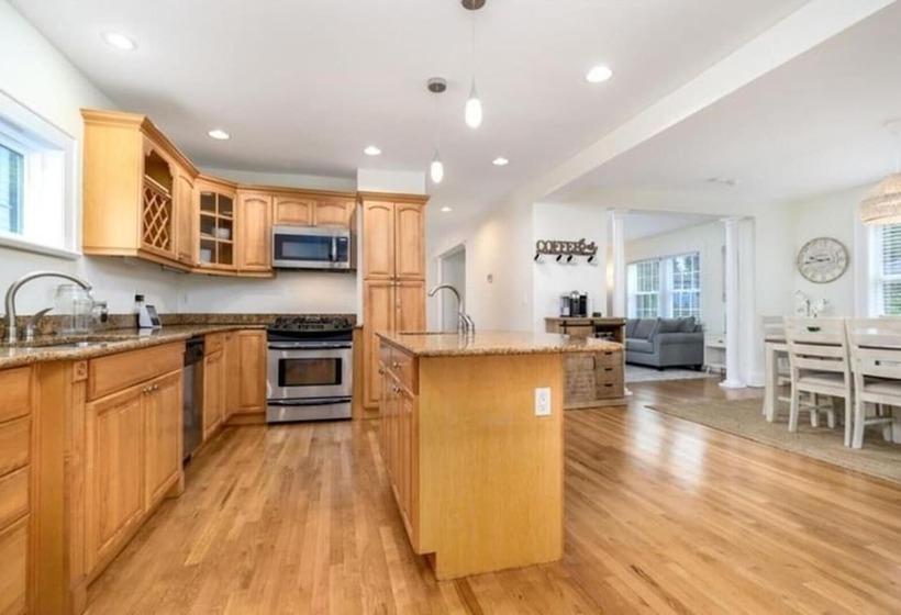 إقامة Black Rock Home   4 Bed   Jacuzzi Bath   Beach