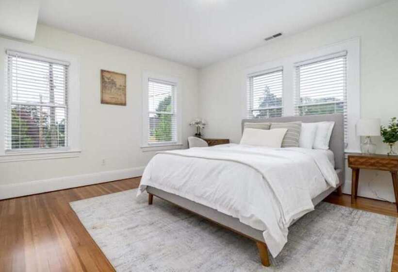 إقامة Black Rock Home   4 Bed   Jacuzzi Bath   Beach