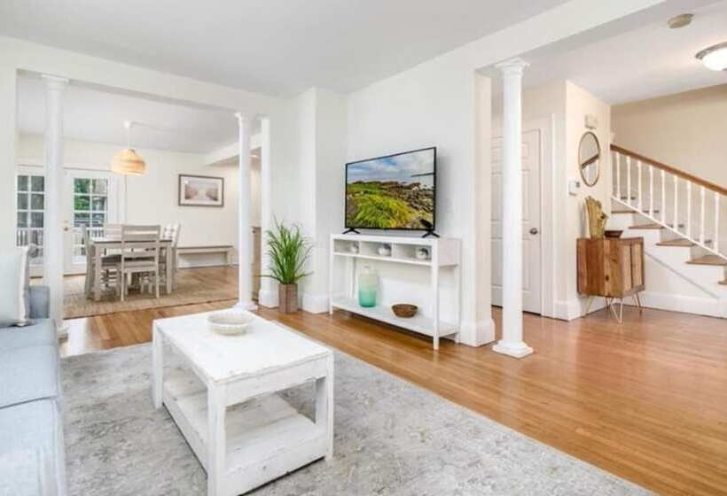 إقامة Black Rock Home   4 Bed   Jacuzzi Bath   Beach