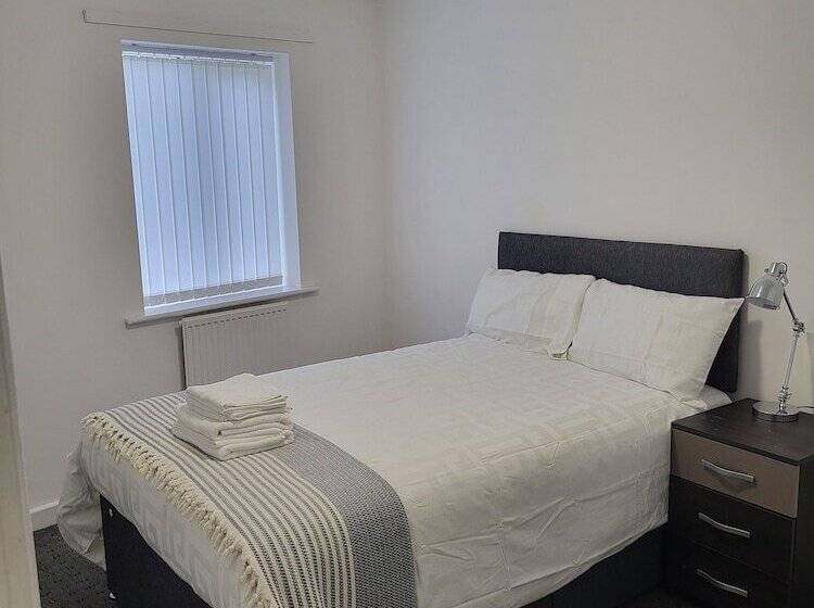 اقامتگاه Impeccable 4 Bed House In Leicester