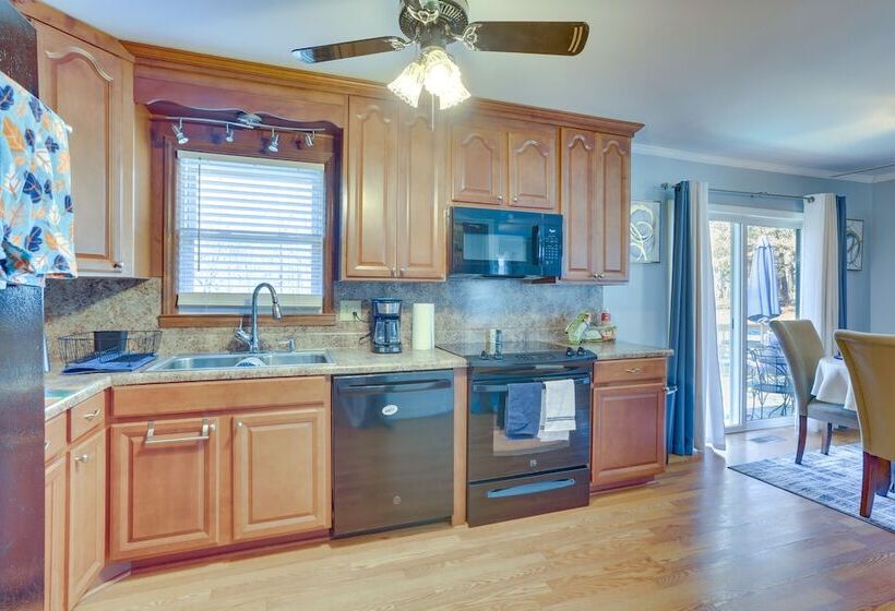Charming Eden Home W/ Furnished Deck & Fire Pit!
