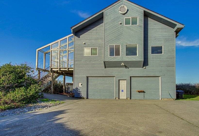 Oceanfront Castle  W/ Hot Tub & Game Room