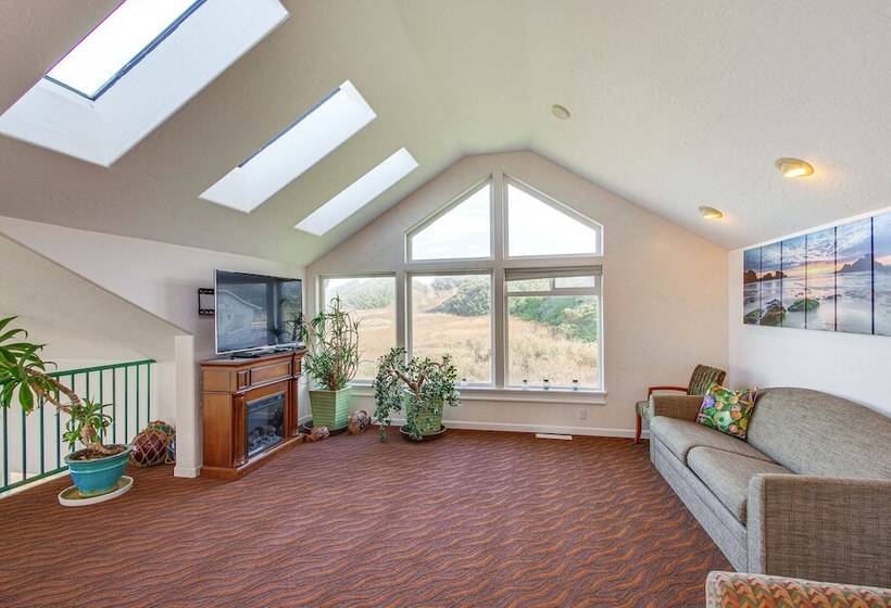 Oceanfront Castle  W/ Hot Tub & Game Room