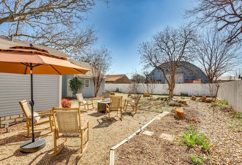 Granbury Home W/ Fire Pit, Walk To The Square!