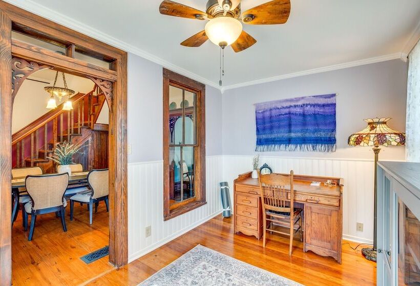 Granbury Home W/ Fire Pit, Walk To The Square!