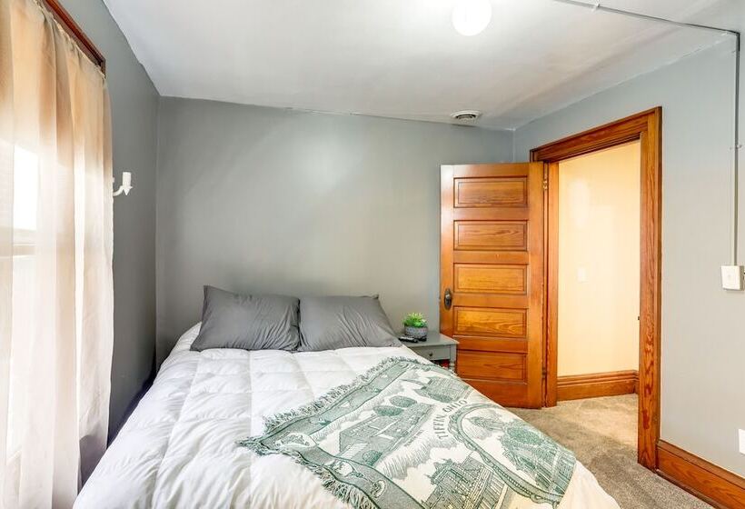 Historic Tiffin Home ~ Half Mi To University!