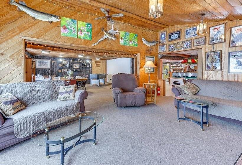 Lakefront Suring Home W/ Pool Table + Views!