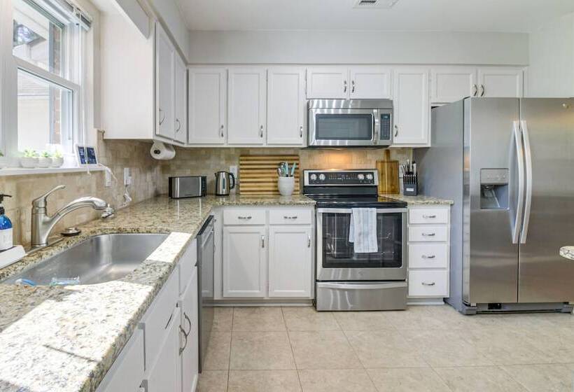 Lovely Charlotte Home W/ Yard: 9 Mi To Uptown!