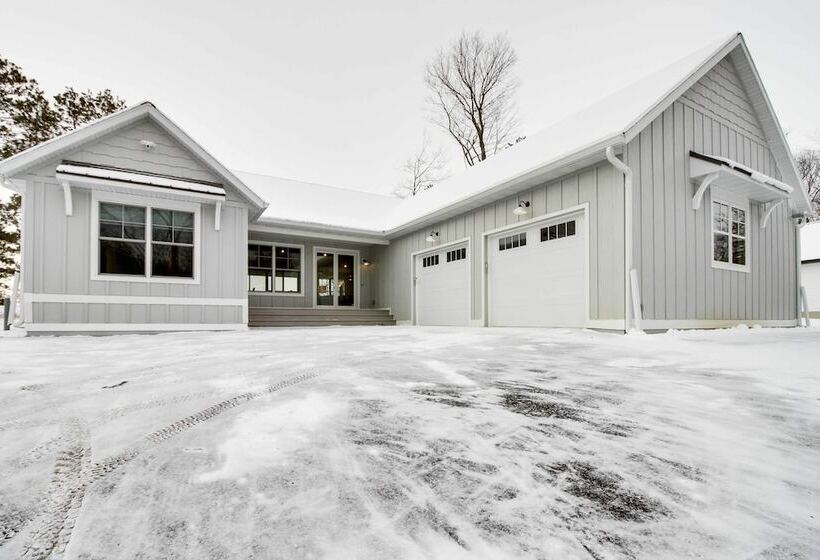 Luxury Serpent Lake Home W/ Gourmet Kitchen!