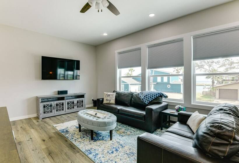 Modern Rockport Home: 6 Mi To Beach!