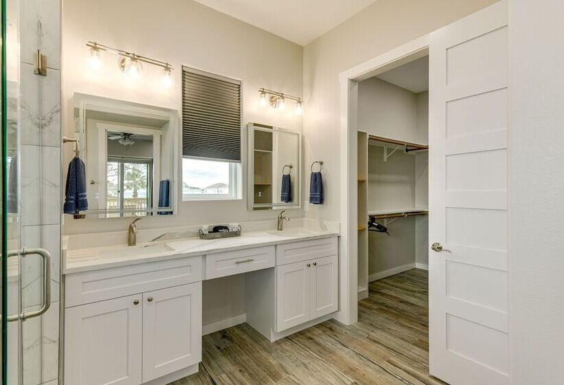 Modern Rockport Home: 6 Mi To Beach!