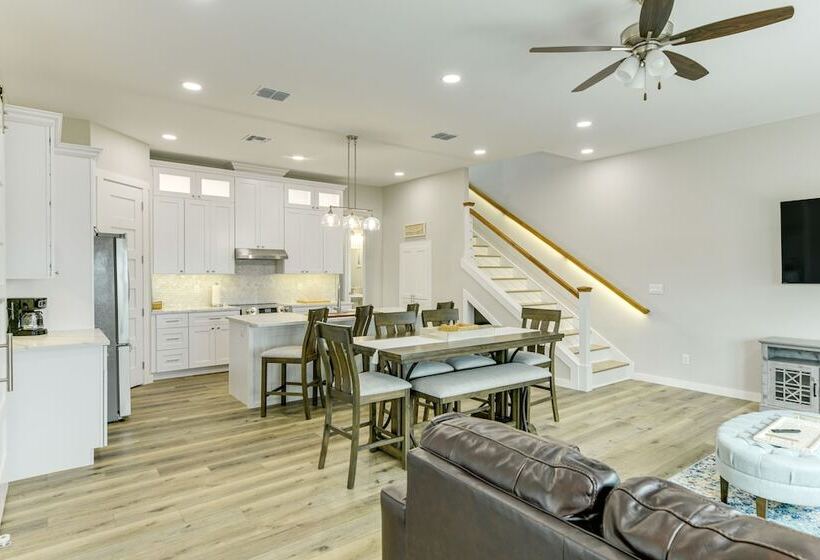 Modern Rockport Home: 6 Mi To Beach!