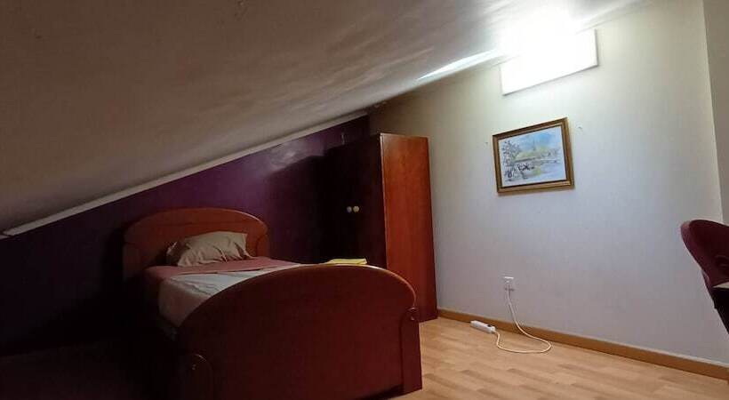 ペンション Room In Apartment   Single Room 3 At Albarraque, Sintra, Shared Bathroom