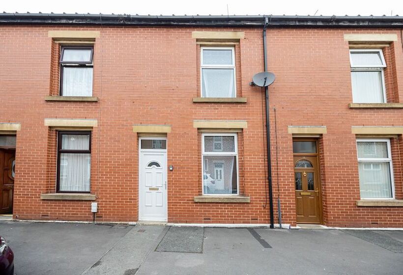 레지던스 Captivating 2 Bed House In Blackburn