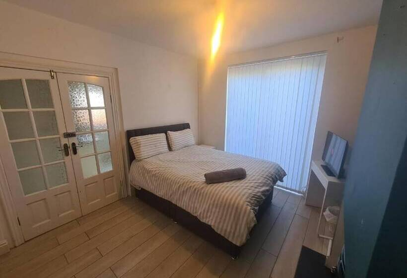 اقامتگاه Impeccable 4 Bed House In Bilston