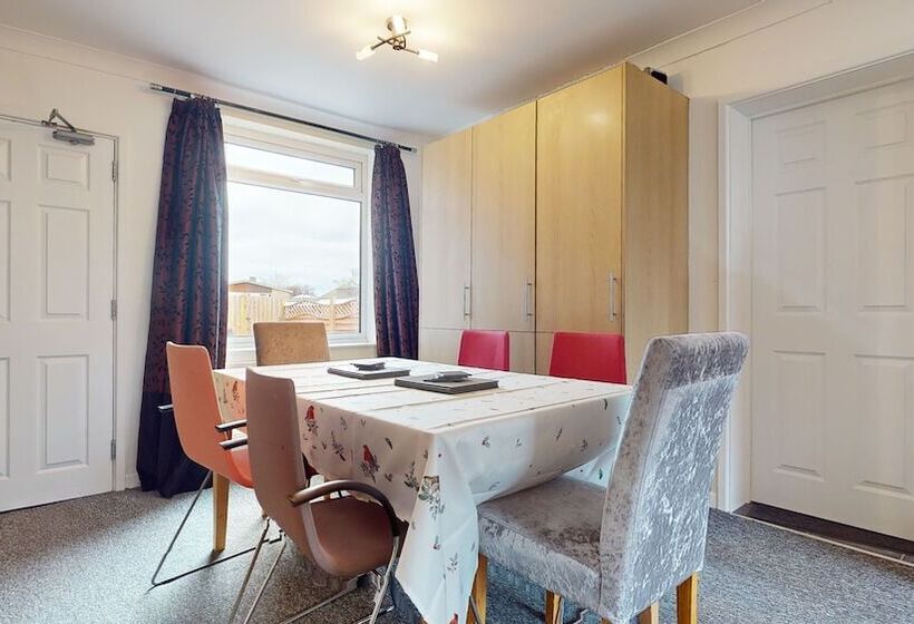اقامتگاه Lovely House In Cambridge With 5 Double Beds