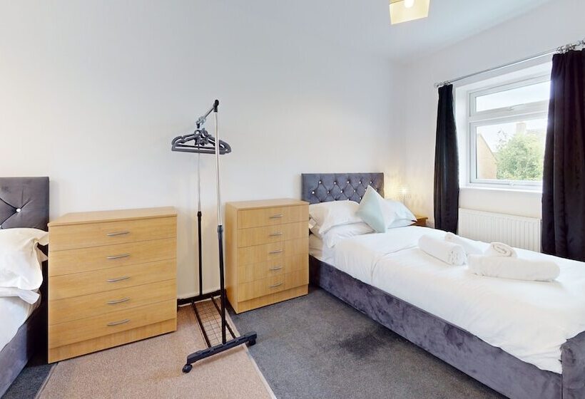 اقامتگاه Lovely House In Cambridge With 5 Double Beds