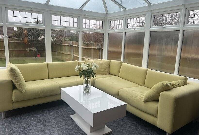 إقامة Remarkable 3 Bed House In Netley Abbey Southampton