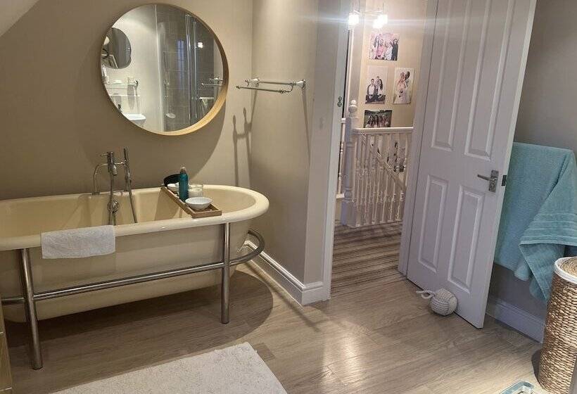 إقامة Remarkable 3 Bed House In Netley Abbey Southampton