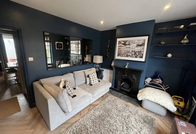 레지던스 Charming 3 Bed House In Guildford