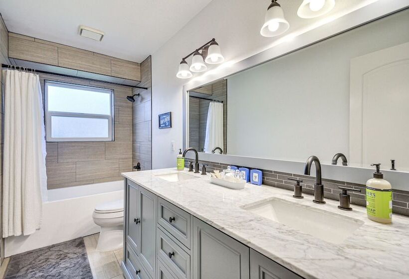 Spacious Oregon Home W/ Hot Tub, Fire Pit & Grill!