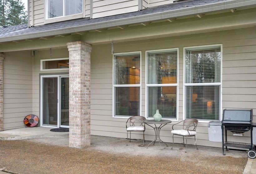 Spacious Oregon Home W/ Hot Tub, Fire Pit & Grill!
