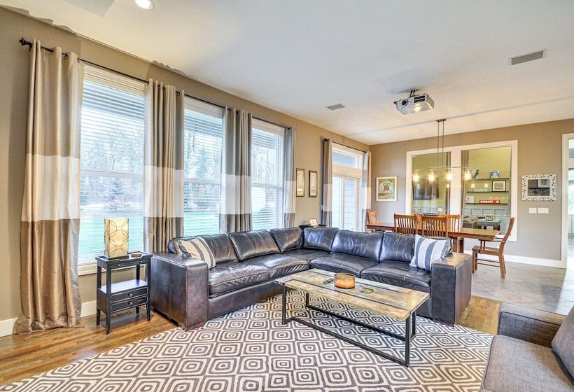 Spacious Oregon Home W/ Hot Tub, Fire Pit & Grill!