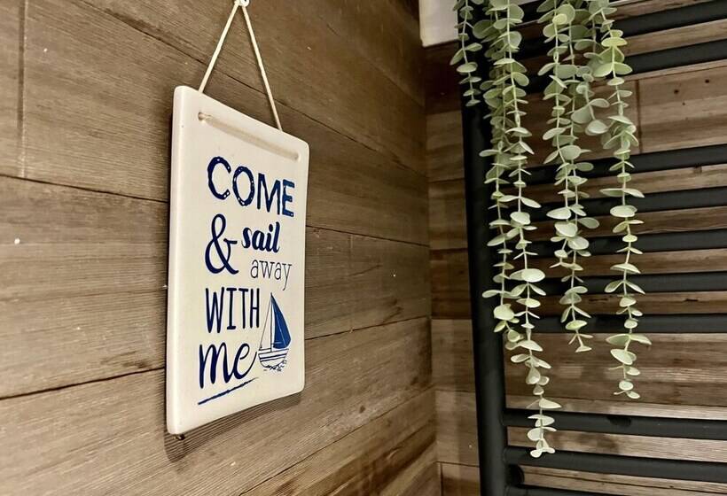 Beautiful Cosy Garden Cabin, 5min Walk To Beach