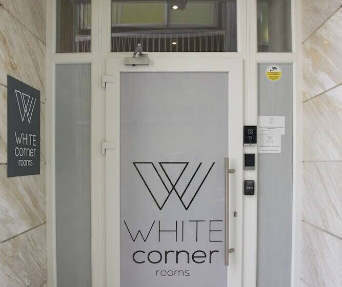 تختخواب و صبحانه White Corner