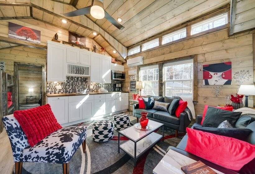 Pet Friendly Broken Bow Cabin: Hot Tub & Fireplace