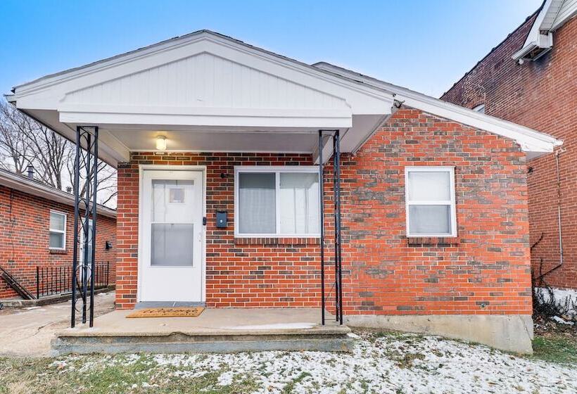 Quaint St Louis Home ~ 6 Mi To Downtown!