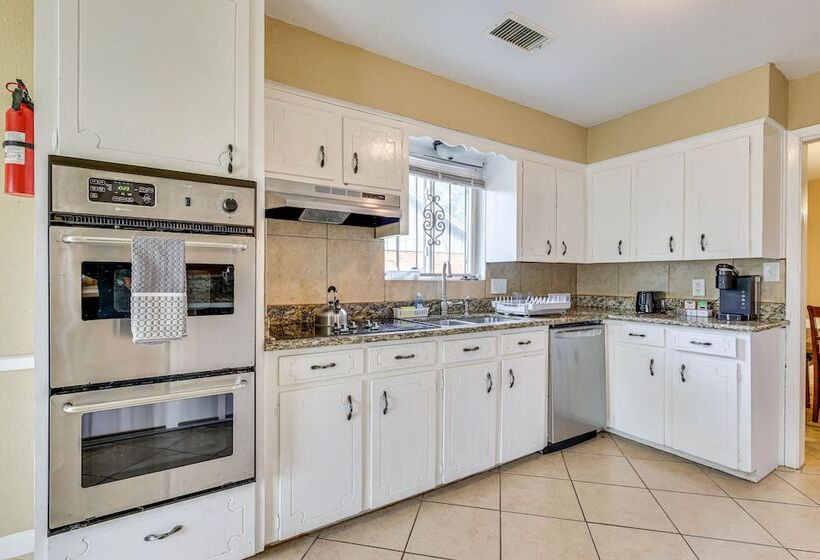 Quiet Houston Home W/ Porch   Near Park & Trails!