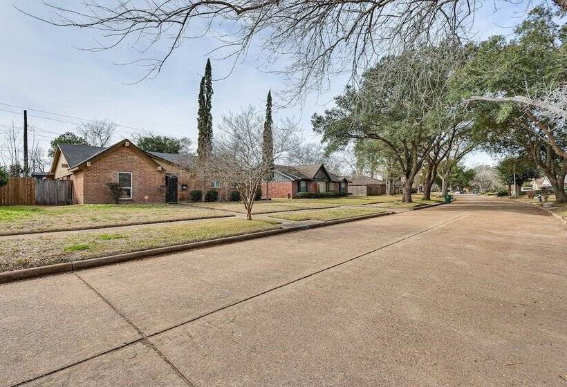 Quiet Houston Home W/ Porch   Near Park & Trails!