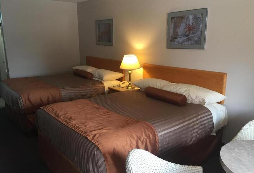 בית מלון כפרי Avalon Inn