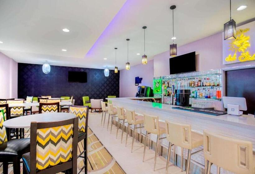 هتل La Quinta By Wyndham Mcallen Convention Center