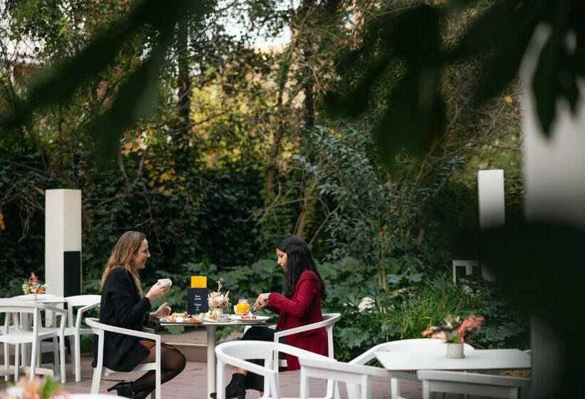 هتل Voco Madrid Retiro, An Ihg