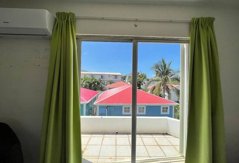هتل Talk Of The Town Inn & Suites