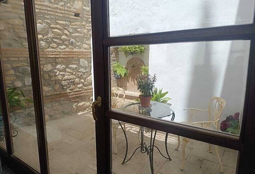 تختخواب و صبحانه Suite Comares