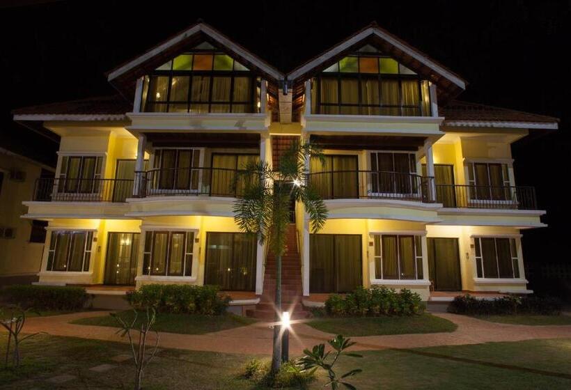 هتل Anjungan Beach Resort