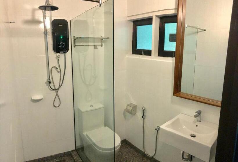 هتل Anjungan Beach Resort