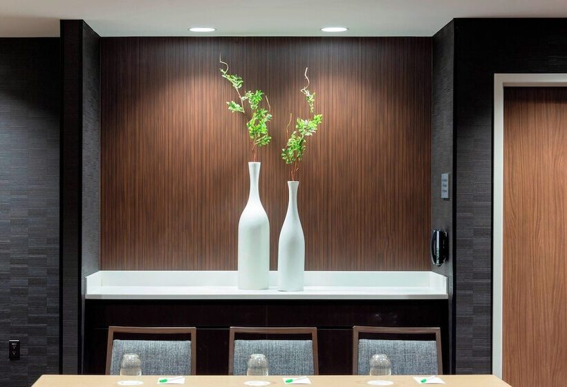 هتل Courtyard By Marriott New York Queens/fresh Meadows