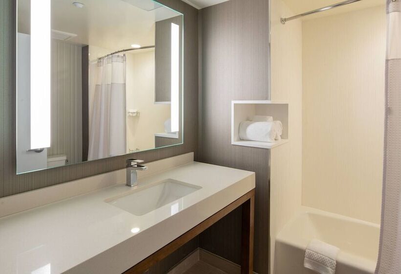 هتل Courtyard By Marriott New York Queens/fresh Meadows