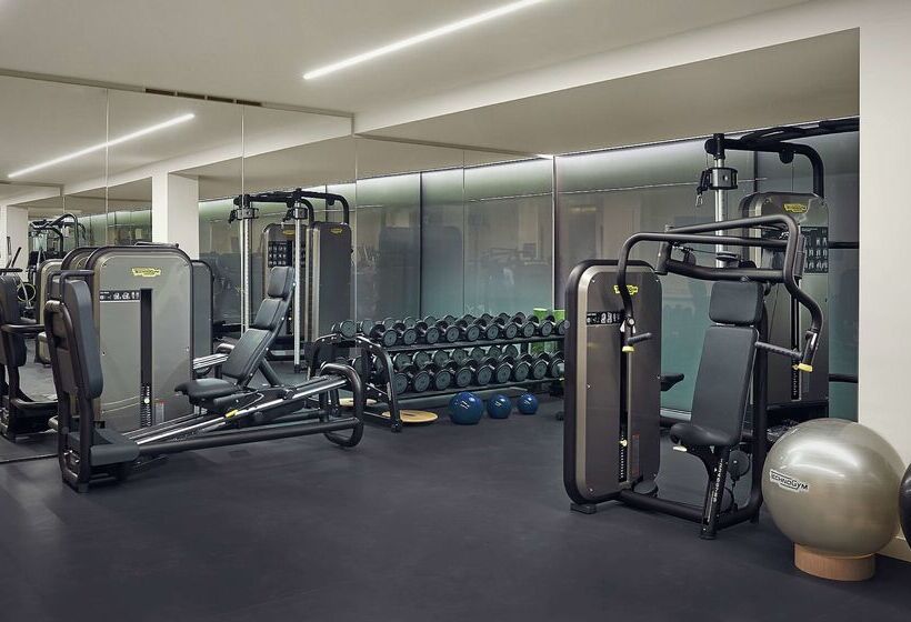 هتل Hilton Lake Como