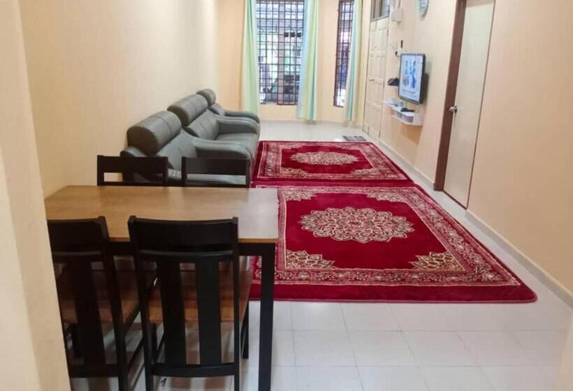 بنسيون Aqiza Home Kuala Krai