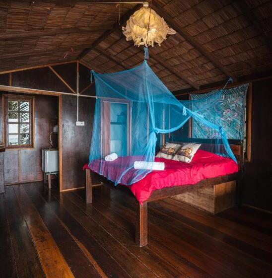 استراحتگاه Beachfront Hut Upstairs Astra   Beach Shack Chalet